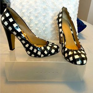 Nine West Gingham Pattern Pump - size 9